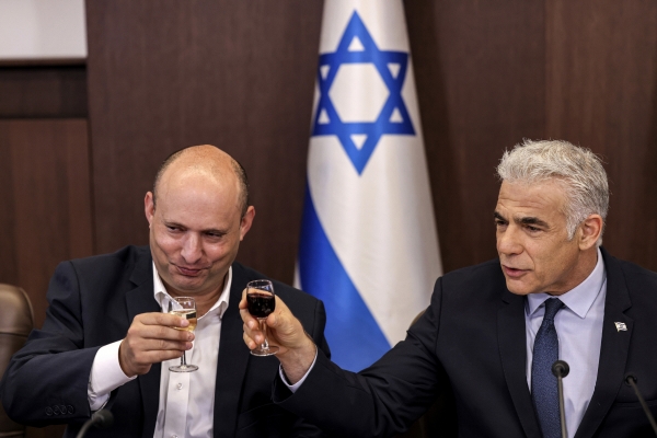 ▲야이르 라피드(오른쪽) 이스라엘 총리와 나프탈리 베넷 전 총리가 18일 회동하고 있다. 예루살렘/AP뉴시스
