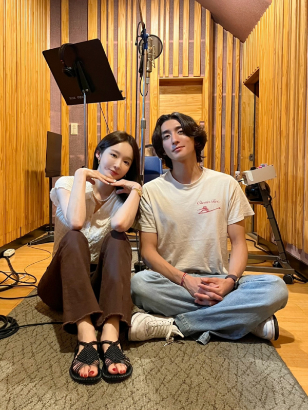 ▲강민경X최정훈(사진 = 웨이크원 제공)