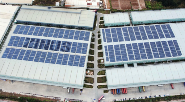 ▲지누스 지붕에 태양광 패널을 설치한 중국 화안공장 전경; (현대백화점)