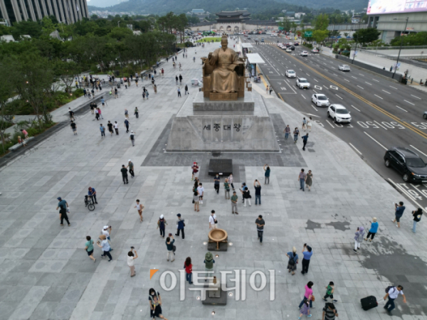 ▲광화문광장 재개장 후 서울 광화문광장을 찾은 시민들이 산책을 하고 있다. 조현호 기자 hyunho@