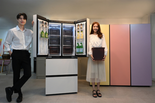 ▲LG전자 모델이 402ℓ 용량 스탠드식 신제품(사진 왼쪽)과 1도어 냉장・냉동・김치 전용 'LG 컨버터블 패키지 오브제컬렉션' 신제품을 소개하고 있다. (제공=LG전자)