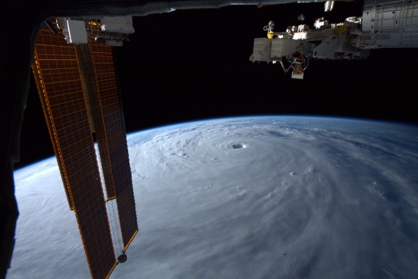 ▲미국 항공우주국(NASA·나사) 소속 우주비행사 밥 하인스가 18일 트위터를 통해 공개한 우주에서 바라본 태풍 ‘난마돌’의 모습.