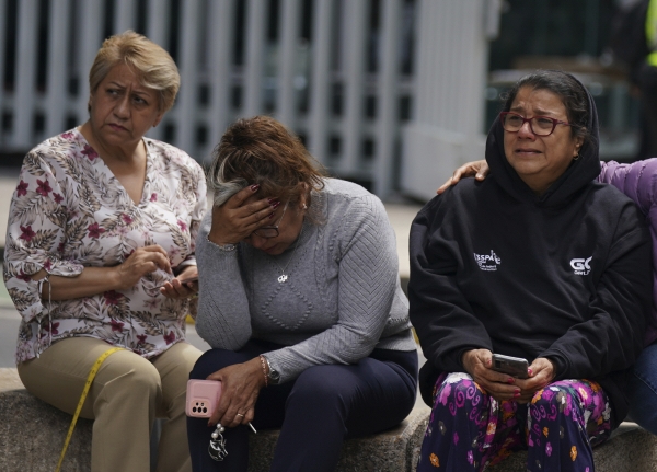 ▲멕시코 멕시코시티에서 19일(현지시간) 지진 피해 시민들이 슬픔에 잠겨 있다. 멕시코시티/AP뉴시스
