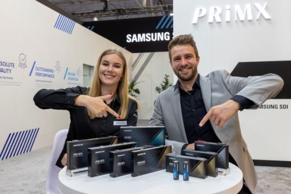 ▲삼성SDI 모델들이 19일 '2022 하노버 상용차 박람회' 개막에 앞서 삼성SDI의 PRiMX 배터리 제품들을 선보이고 있다. (제공=삼성SDI)
