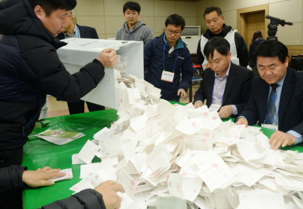 ▲2019년 열린 제2회 전국동시조합장 선거 날에 선거관리위원회 관계자들이 개표를 하고 있다. (뉴시스)