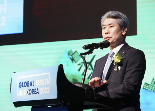 ▲20일 서울 여의도 콘래드호텔에서 열린 ’Global Green Hub Korea 2022’에서 윤종원 IBK기업은행장이 기조연설을 하고 있다. (사진제공=IBK기업은행)