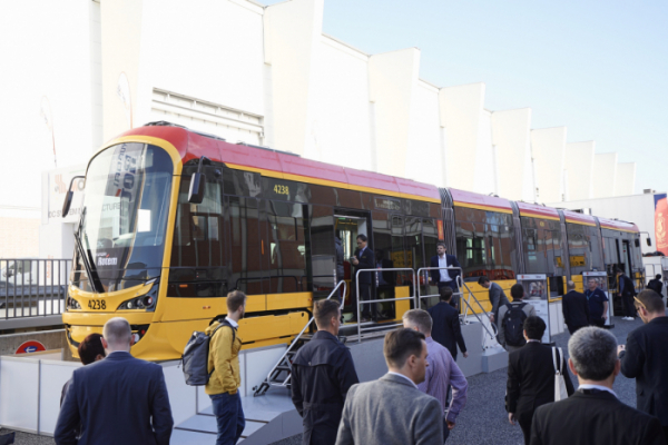 ▲독일 베를린에서 열리는 ‘국제 철도차량·수송기술 박람회(InnoTrans 2022)’ 야외 전시관에 전시된 현대로템 폴란드 바르샤바 트램 실물. (사진제공=현대로템)