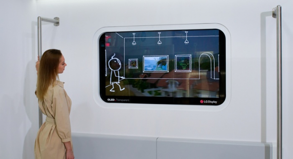 ▲LG디스플레이 모델이 독일 베를린에서 20일(현지시간) 열리는 세계 최대 철도 기술 박람회 '이노트렌스 2022'에서 열차 창문용 투명 OLED 솔루션을 소개하고 있다. (제공=LG디스플레이)