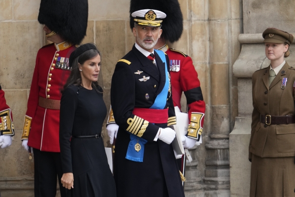 ▲스페인의 레티시아(왼쪽) 왕비와 펠리페 6세 국왕이 19일 장례식장을 찾고 있다. 런던/AP연합뉴스
