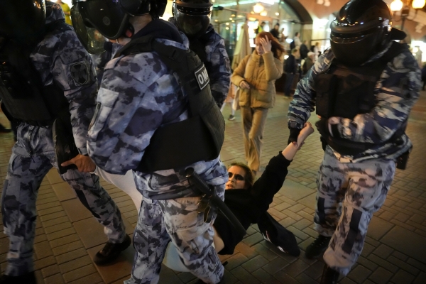 ▲러시아 모스크바에서 21일(현지시간) 전쟁 반대 시위자가 진압대에 끌려가고 있다. 모스크바/AP뉴시스
