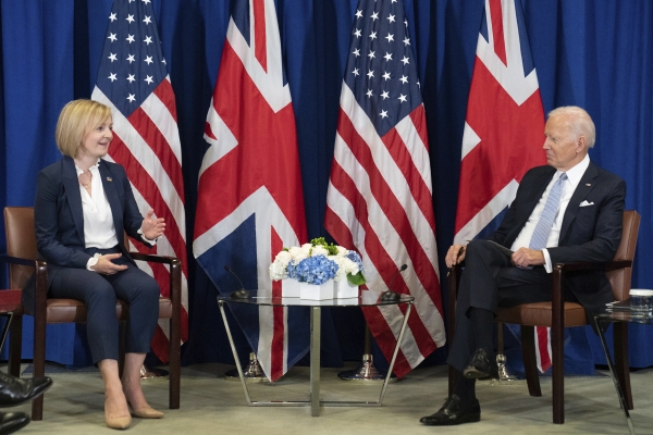 ▲리즈 트러스(왼쪽) 영국 총리와 조 바이든 미국 대통령이 21일(현지시간) 회담하고 있다. 뉴욕/AP뉴시스
