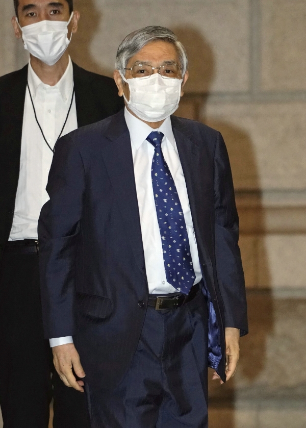 ▲구로다 하루히코 일본은행 총재가 22일 금융정책결정회의에 참석하기 위해 도쿄 본청으로 들어가고 있다. 도쿄/AFP연합뉴스 
