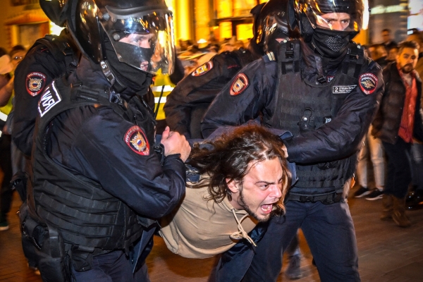 ▲러시아 모스크바에서 21일(현지시간) 경찰이 군 동원령에 항의하는 시위자를 체포하고 있다. 모스크바/AFP연합뉴스 
