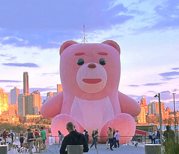 ▲롯데홈쇼핑이 양일간 미국 뉴욕 멘해튼 '피어17' 야외 광장에 15M 높이의 초대형 벨리곰 조형물을 내세운 '어메이징 벨리곰' 공공 전시를 진행했다. (사진제공=롯데홈쇼핑)