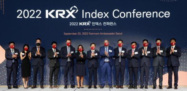 ▲23일 2022 KRX 인덱스 컨퍼런스에 참석한 주요 관계자들이 기념촬영을 하고 있다 왼쪽 일곱번째부터 양태영 한국거래소 부이사장, 샤블아지(Charbel Azzi) S&P DJI 아시아대표 (사진제공=한국거래소)