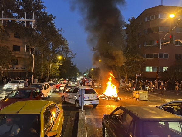 ▲이란 테헤란에서 19일 반정부 시위 도중 경찰 오토바이가 불에 타고 있다. 테헤란/AP뉴시스
