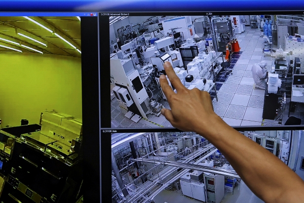 ▲대만 신주과학공업단지 내 대만반도체연구센터(TSRI)에서 한 직원이 CCTV 영상에 비친 실험실을 가리키고 있다. 신주/로이터연합뉴스
