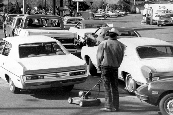 ▲오일쇼크 당시인 1974년 3월 15일(현지시간) 미국 캘리포니아주 새너제이의 한 주유소 앞에 차량들이 길게 늘어서 있는 가운데 한 남성이 잔디 깎는 기계에 기름을 넣기 위해 같이 서 있다. 새너제이/AP뉴시스
