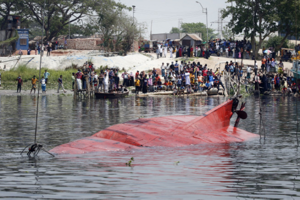 ▲2021년 4월 방글라데시에서 발생한 선박침몰사고(기사내용과 직접 관련 없음) (EPA 연합뉴스)