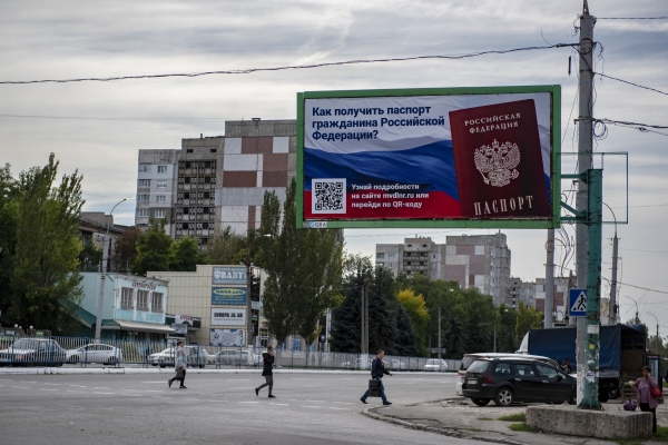 ▲우크라이나 자포리자에서 22일 러시아 여권 발급에 관한 설명이 담긴 안내판이 보인다. 자포리자/AP뉴시스
