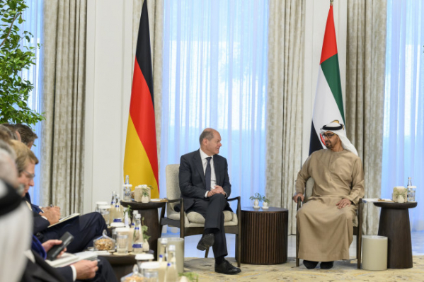 ▲25일(현지시간) 올라프 숄츠(가운데) 독일 총리가 모하메드 빈 자이드 알 나흐얀 아랍에미리트(UAE) 대통령과 정상회담에 앞서 대화를 나누고 있다. 아부다비/AP뉴시스