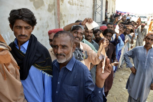 ▲파키스탄 자파라바드에서 21일 수재민들이 구호물품을 받기 위해 줄을 서고 있다. 자파라바드/AP뉴시스
