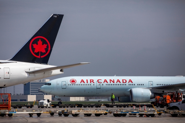 ▲캐나다 온타리오의 토론토 피어슨 공항에서 지난해 4월 28일 에어캐나다 항공기가 보인다. 토론토/로이터연합뉴스
