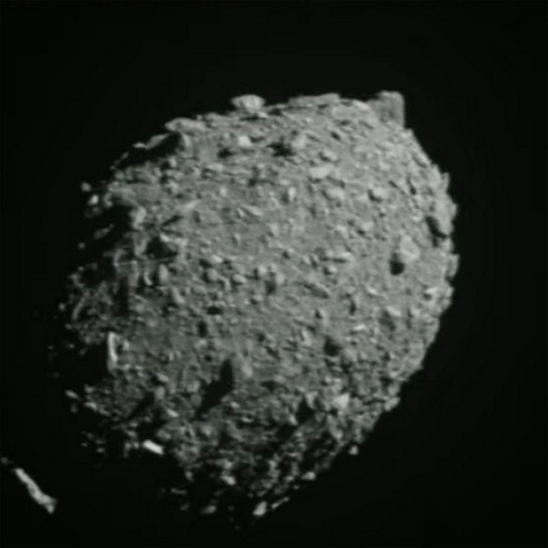 ▲미국 항공우주국(NASA)이 26일(현지시간) 우주선이 소행성 다이모르포스의 충돌 직전 사진을 공개했다. UPI연합뉴스

