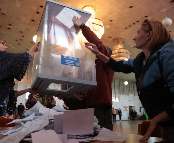 ▲우크라이나 크림반도 심페로폴에서 27일(현지시간) 선거관리위원들이 러시아와의 합병투표 용지를 투표함에서 꺼내고 있다. 심페로폴/AFP연합뉴스 
