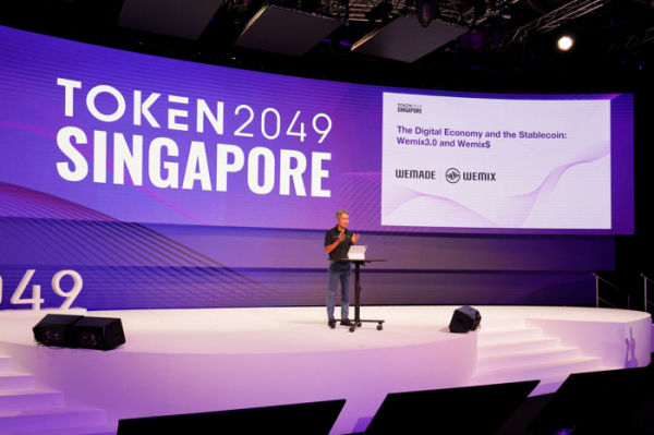 ▲장현국 위메이드 대표가 28일 싱가포르에서 개최한 'TOKEN2049' 행사에서 현재 준비 중인 위믹스3.0과 위믹스달러를 소개했다. (사진제공=위메이드)