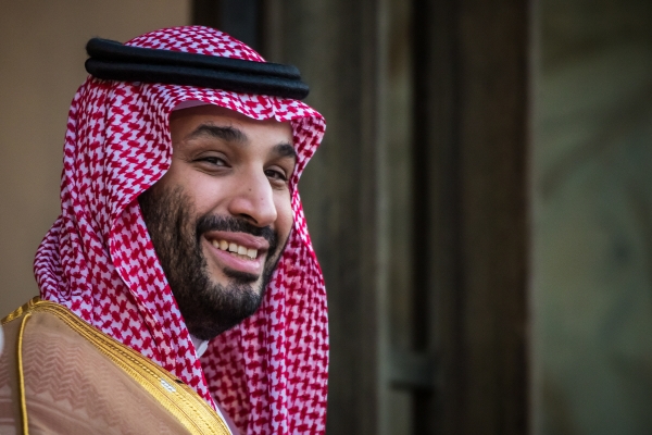 ▲무함마드 빈 살만 사우디아라비아 왕세자가 7월 28일 프랑스 엘리제궁에 도착해 주변을 살피고 있다. 파리/EPA연합뉴스
