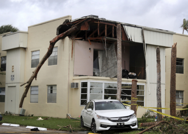 ▲미국 플로리다주 델레이비의 한 아파트에 28일(현지시간) 허리케인 이언으로 인한 돌풍으로 나무가 꽂혀 있다. AP뉴시스 