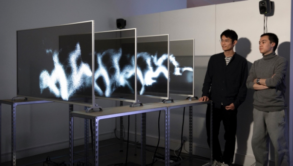 ▲28일(현지시간) 영국 런던에서 열린 디지털아트展 '루미너스(Luminous)에서 관람객들이 LG디스플레이의 투명 OLED 패널 4대를 활용해 만든 작품명 ‘타임 플럭스(Time-flux)’를 감상하고 있다. (제공=LG디스플레이)