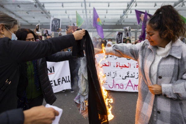▲마흐사 아미니의 죽음을 애도하는 시위가 이란을 넘어 전 세계로 퍼지는 가운데 27일 스위스 베른에서 열린 시위에 참여한 사람들이 히잡을 불로 태우고 있다. 베른/AP뉴시스 