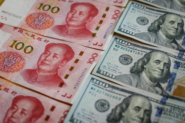 ▲중국 베이징의 한 은행에서 29일 중국 위안과 미국 달러가 보인다. 베이징/EPA연합뉴스
