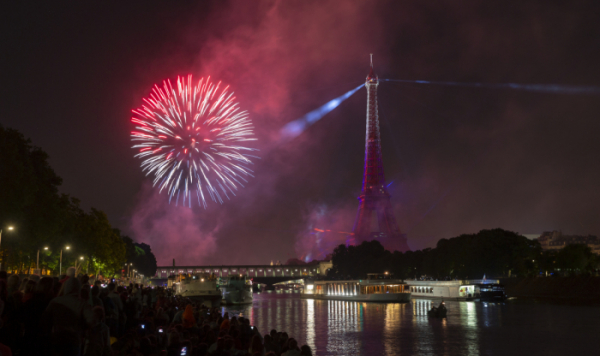 ▲프랑스 대혁명 기념일인 바스티유 데이(Bastille Day)인 2019년 7월 14일(현지시간) 밤 화려한 불꽃들이 프랑스 파리 에펠탑 주변의 밤하늘을 밝히고 있다. (뉴시스)