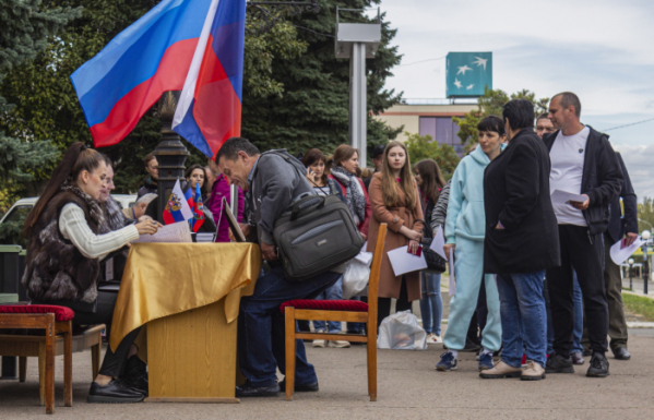 ▲24일(현지시간) 우크라이나 동부 루한스크의 실외 투표소에서 주민들이 러시아 귀속 여부를 묻는 투표에 참가하기 위해 줄지어 있다. (연합뉴스)
