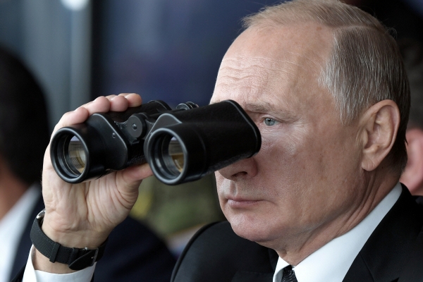 ▲블라디미르 푸틴 러시아 대통령이 20일 망원경으로 훈련장을 살피고 있다. 오렌부르크/AP뉴시스
