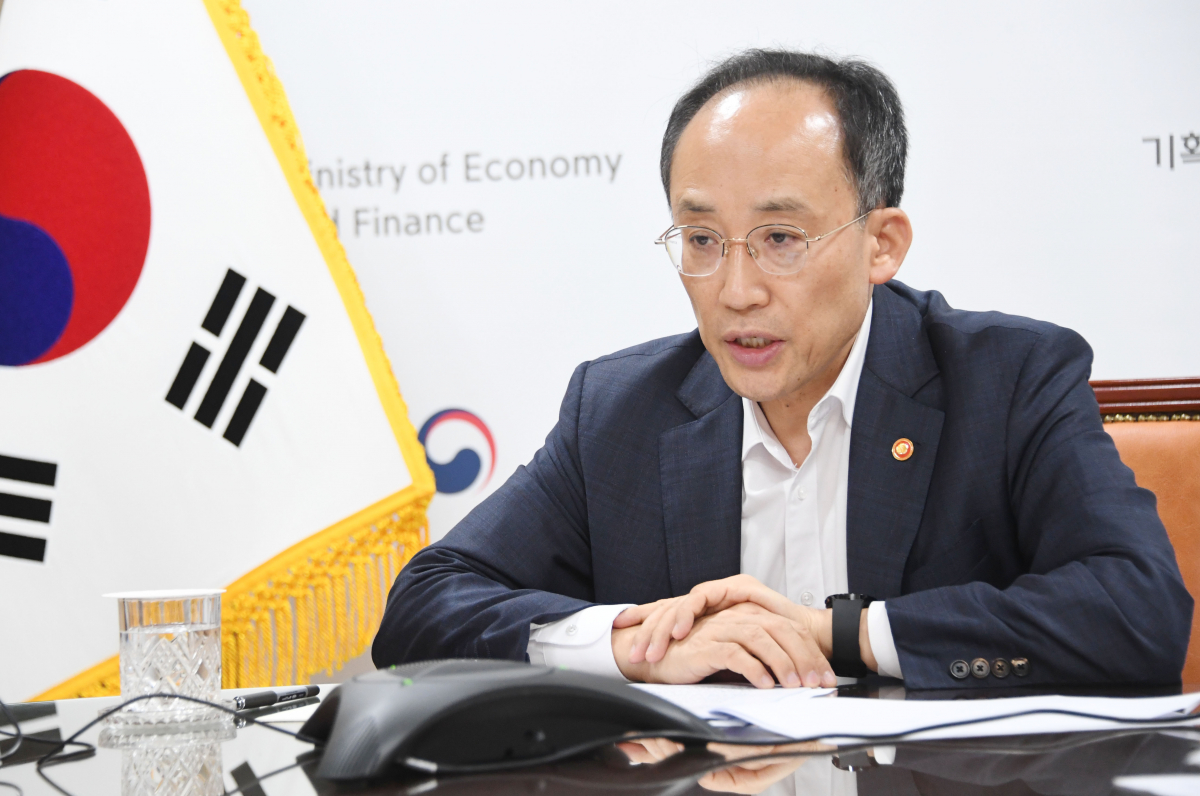 ▲추경호 부총리 겸 기획재정부 장관이 9월 30일 저녁 서울 종로구 정부서울청사에서 재닛 옐런 미국 재무장관과 글로벌 경제상황, 외환시장, 전기차 세액공제 등을 논의하기 위해 컨퍼런스콜을 하고 있다. 
 (사진제공=기획재정부)