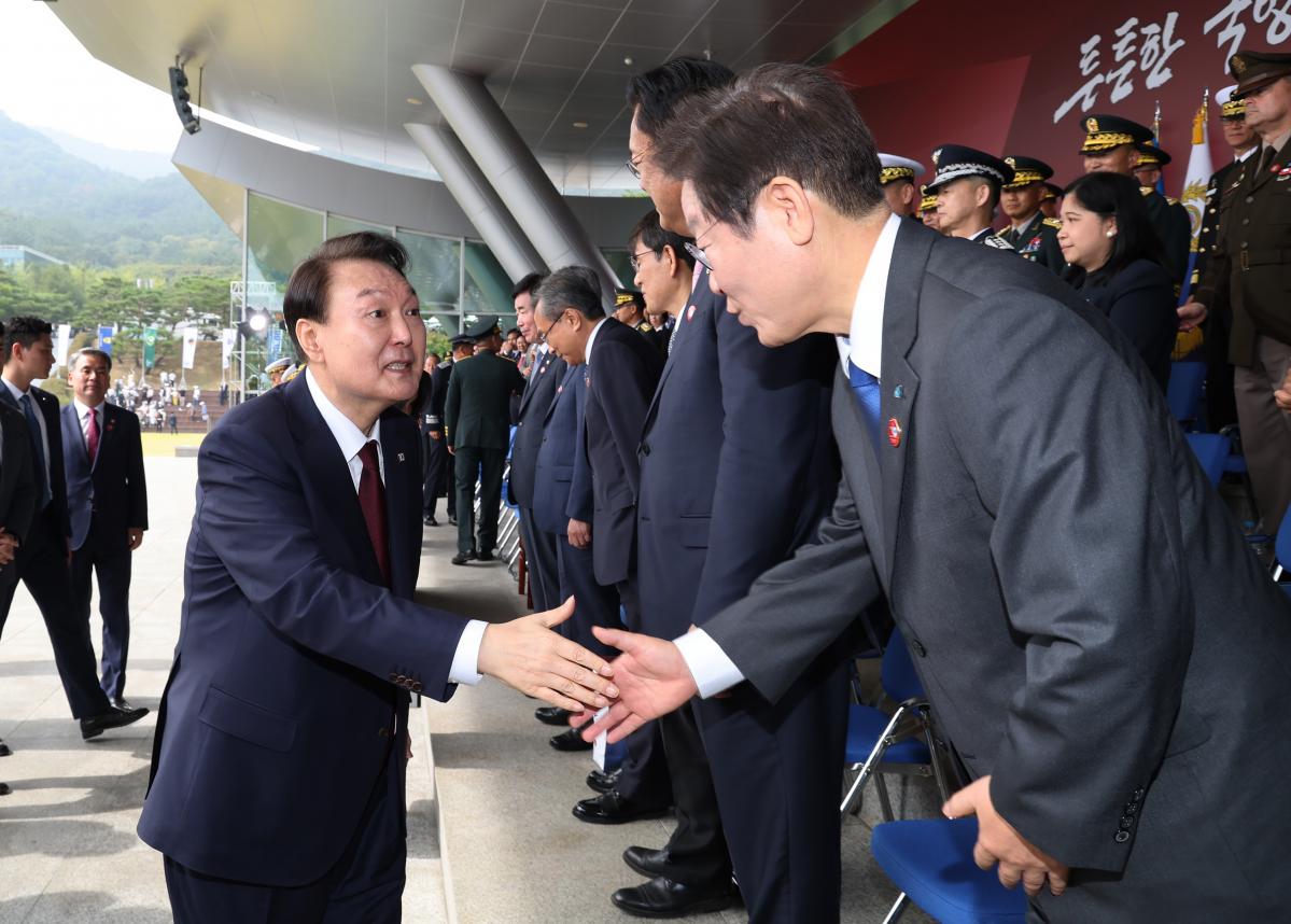 ▲윤석열 대통령이 1일 충남 계룡대 대연병장에서 열린 건군 '제74주년 국군의 날' 기념식에 참석한 뒤 더불어민주당 이재명 대표와 악수하고 있다. (연합뉴스)