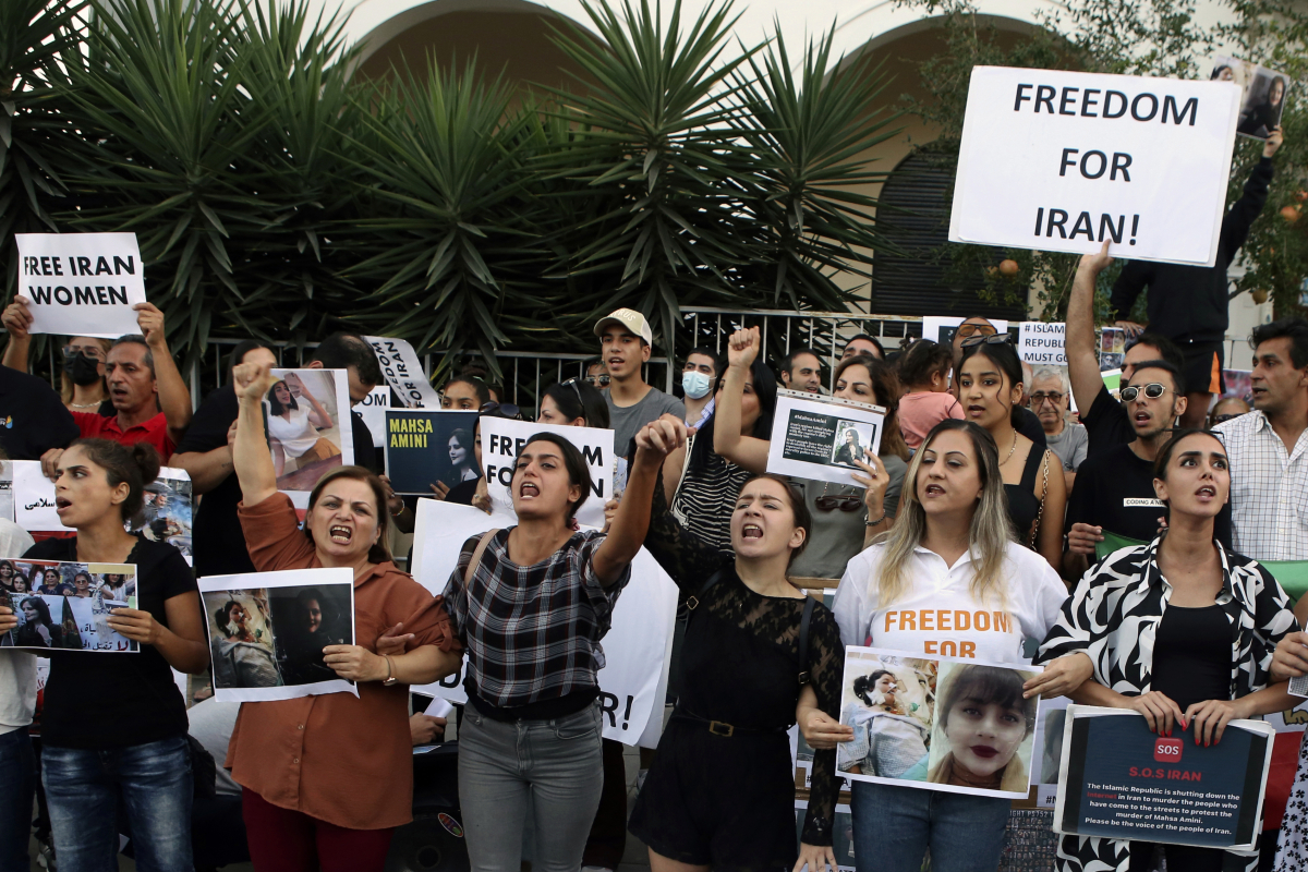 ▲ 27일(현지시간) 키프로스 니코시아의 이란 대사관 앞에서 22세 이란 여성 마흐사 아미니의 의문사에 항의하고 있는 시위대. (뉴시스)