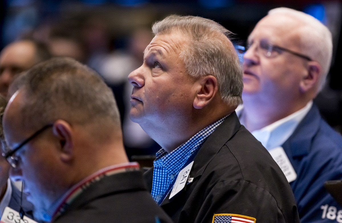 ▲미국 뉴욕증권거래소(NYSE)에서 지난달 29일(현지시간) 트레이더들이 근무하고 있다. 뉴욕/EPA연합뉴스 
