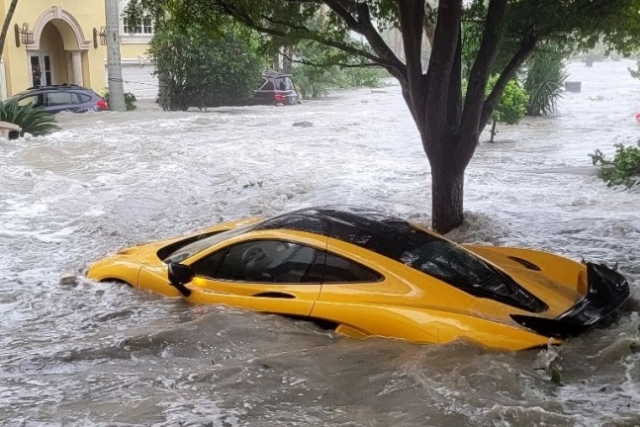 ▲허리케인이 휩쓸고 간 미 플로리다주에서 100만달러짜리 슈퍼카가 물에 잠겨 있는 모습. (출처=인스타그램.)