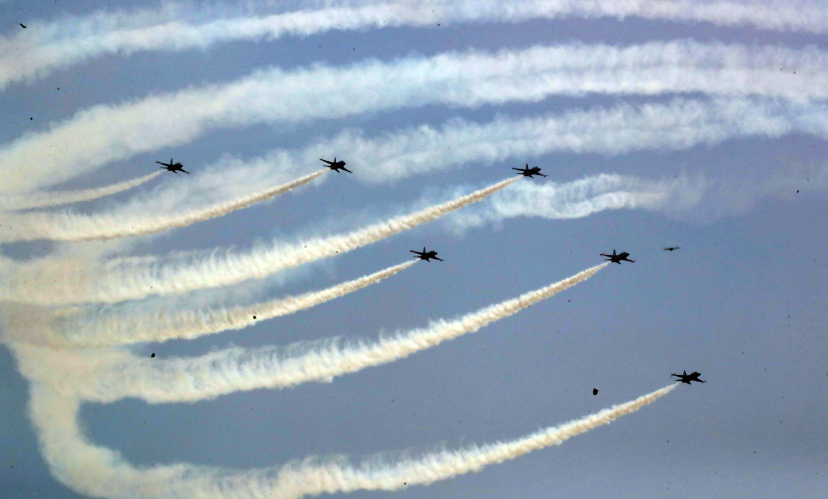 ▲공군특수 비행팀 블랙이글스가 1일 충남 계룡시 계룡대에서 열린 제74주년 국군의날 기념식에서 축하 비행을 하고 있다. 연합뉴스