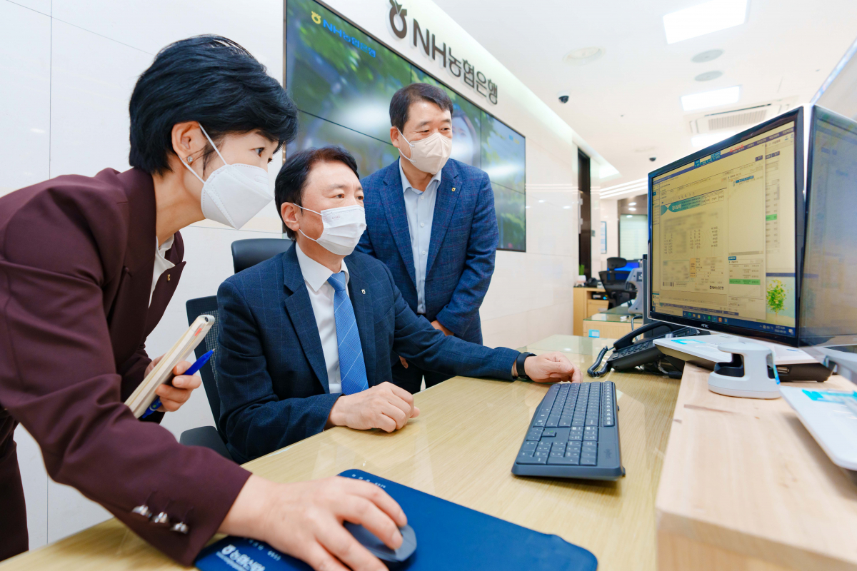 ▲권준학 NH농협은행장은 지난 30일 일선 영업점을 방문하여 전산 모니터링을 직접 실시하며 철저한 내부통제 점검을 당부했다. (사진제공= NH농협은행)