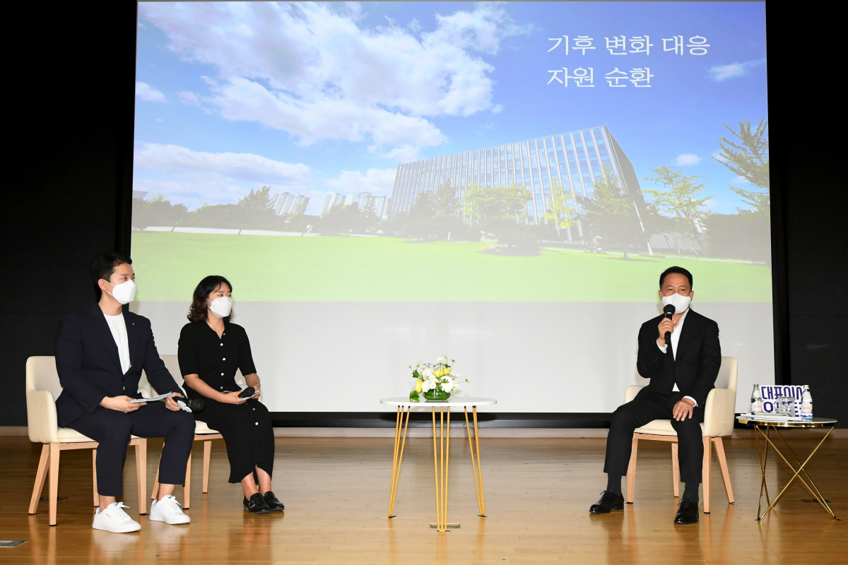 ▲삼성SDI가 3일 '친환경경영'을 선언했다. 사진은 지난달 29일 최윤호 삼성SDI 대표이사(오른쪽 끝)가 천안사업장에서 열린 임직원 소통 간담회 '오픈토크'에서 환경경영을 강조하고 있는 모습. (사진제공=삼성SDI)