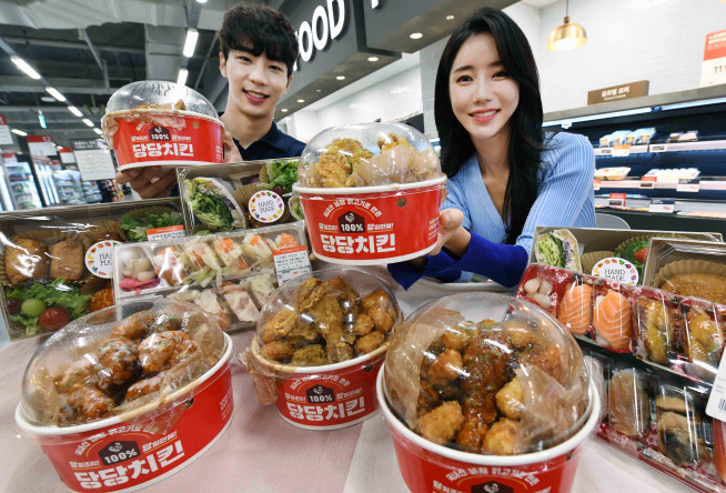 ▲모델들이 ‘홈플러스 메가푸드마켓’ 강서점에서 ‘홈플식탁 델리 페스티벌’ 행사 상품을 선보이고 있다. (사진제공=홈플러스)