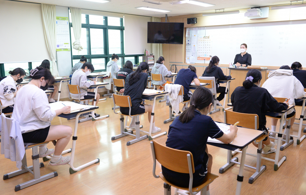 ▲[울산=뉴시스] 배병수 기자 = 31일 울산 중구 중앙여자고등학교에서 고3 수험생들이 2023학년 대학수학능력시험 모의평가를 치르고 있다. 2022.08.31. bbs@newsis.com (뉴시스)