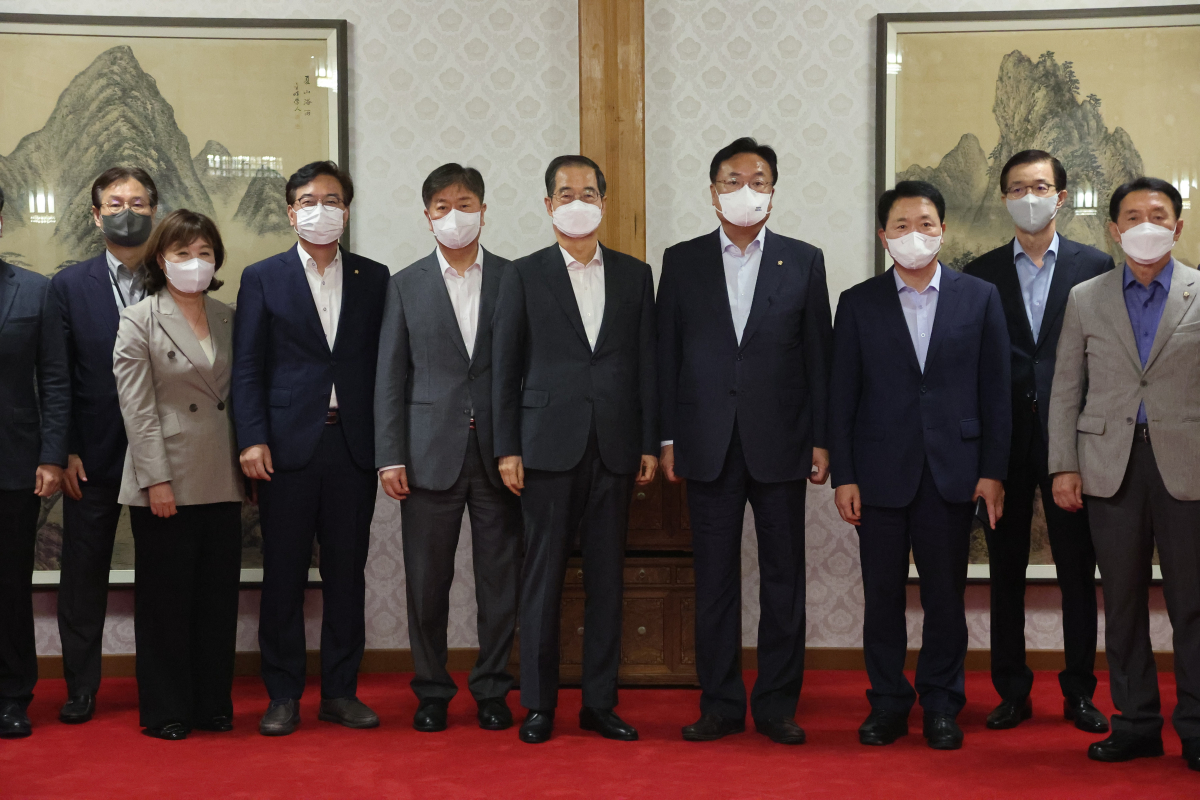 ▲국민의힘과 정부, 대통령실이 국회 국정감사를 하루 앞둔 3일 서울 종로구 총리공관에서 제5차 고위 당정협의회를 열었다. 이날 열린 고위 당정협의회에는 여당에서는 정진석 비대위원장과 주호영 원내대표, 성일종 정책위의장, 김석기 사무총장, 송언석 원내수석부대표, 양금희 수석대변인 등이, 정부에서는 한덕수 국무총리와 추경호 부총리 겸 기획재정부 장관, 이상민 행정안전부 장관, 방문규 국무조정실장, 백승근 국토교통부 대도시광역교통위원회 위원장 등이 각각 참석했다. 대통령실에서는 김대기 비서실장과 이관섭 국정기획수석, 이진복 정무수석, 김은혜 홍보수석, 최상목 경제수석, 안상훈 사회수석이 참석했다. (연합뉴스)