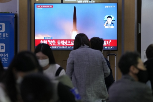 ▲북한이 9월 28일 탄도미사일을 발사한 후 서울역 TV를 통해 보도되고 있다. AP연합뉴스
